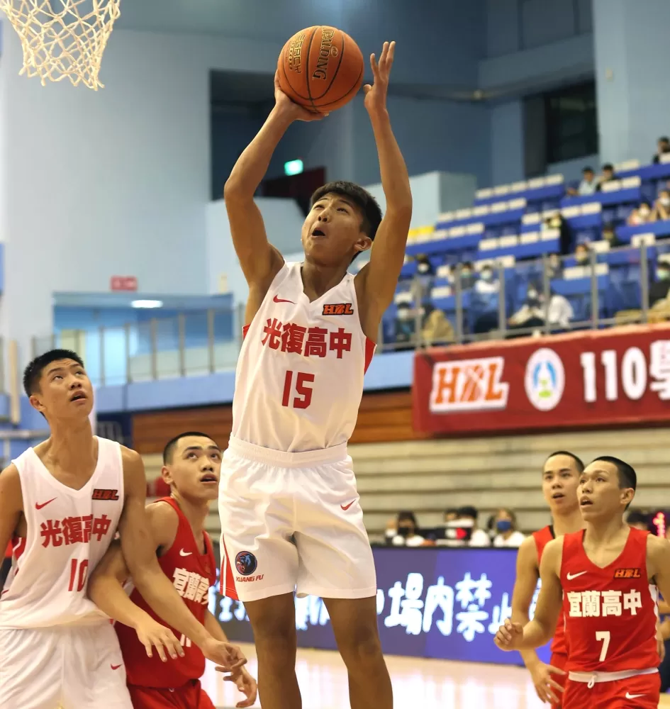 光復謝銘駿籃下強攻挹注11分。