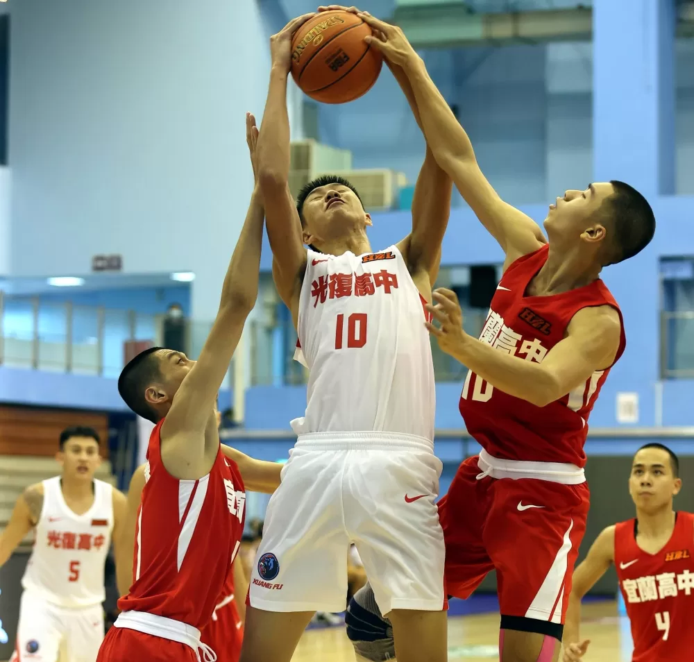 光復205公分大會第一長人鄭名斈籃下賣高。