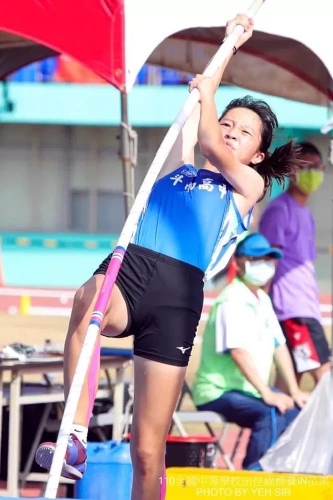 斗南高中普通班的沈思妤在國女撐竿跳高奪金。田徑協會提供。