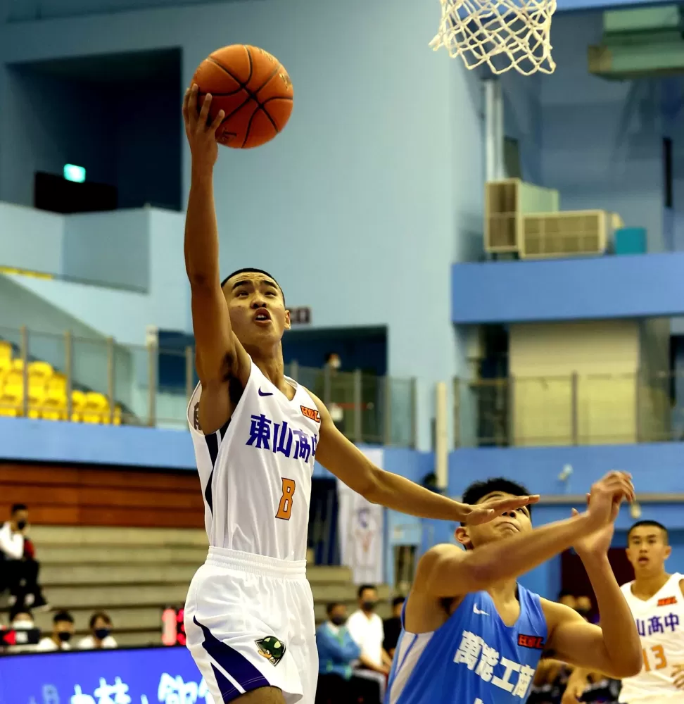 季前轉型主控領軍首勝的東山李欣翰切入上籃。