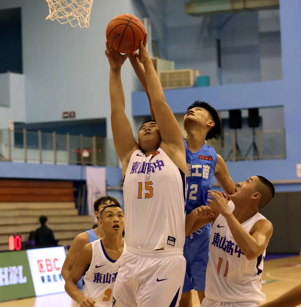 東山廖子程籃下強攻10分、10籃板「雙十」。