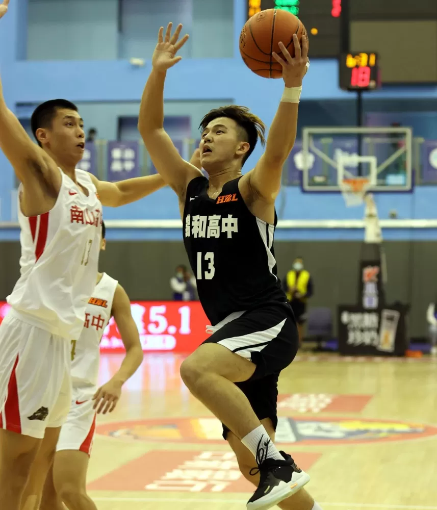 錦和謝峻承切入上籃。