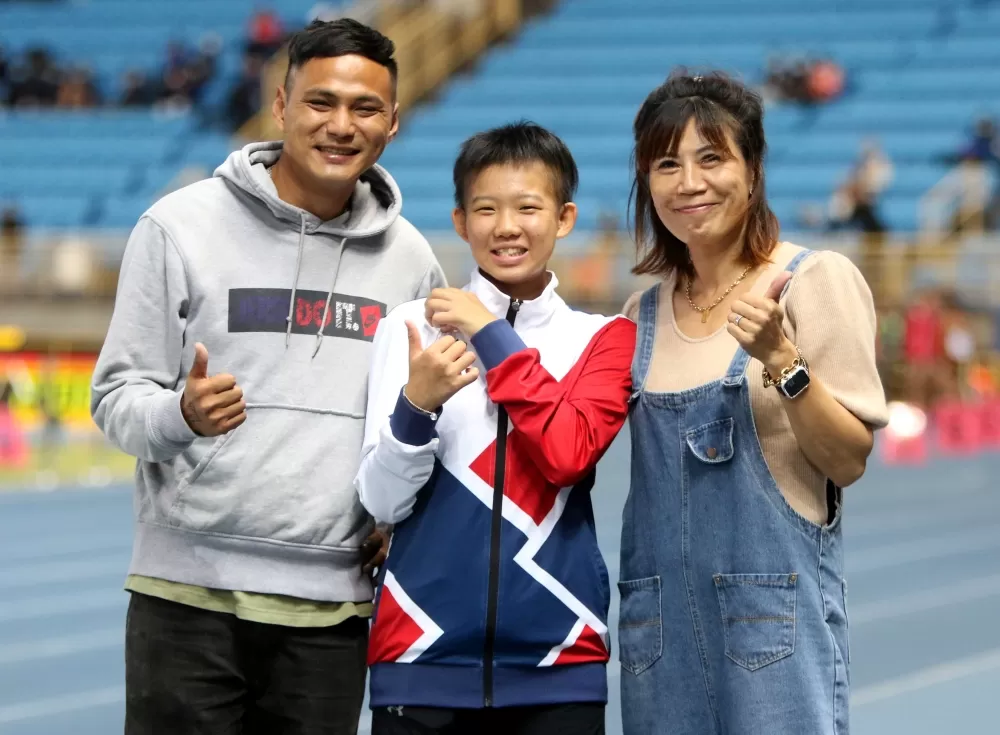 錦和高中蔡姍珊和教練李嘉慶和徐子茜。林嘉欣/攝影。