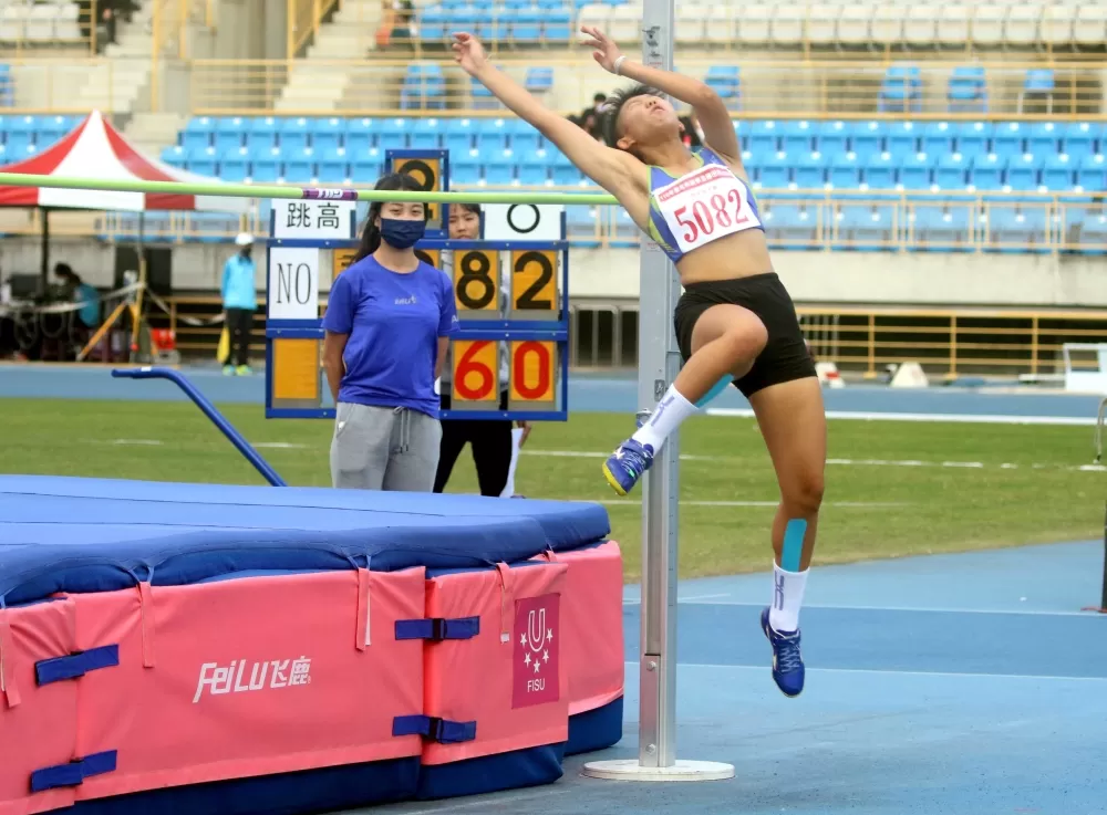 159公分的錦和高中蔡姍珊跳過166公分。林嘉欣/攝影。