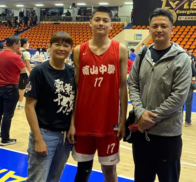 葉惟捷與到場探班的老爸葉安展、老媽楊淑怡(資料照片)。