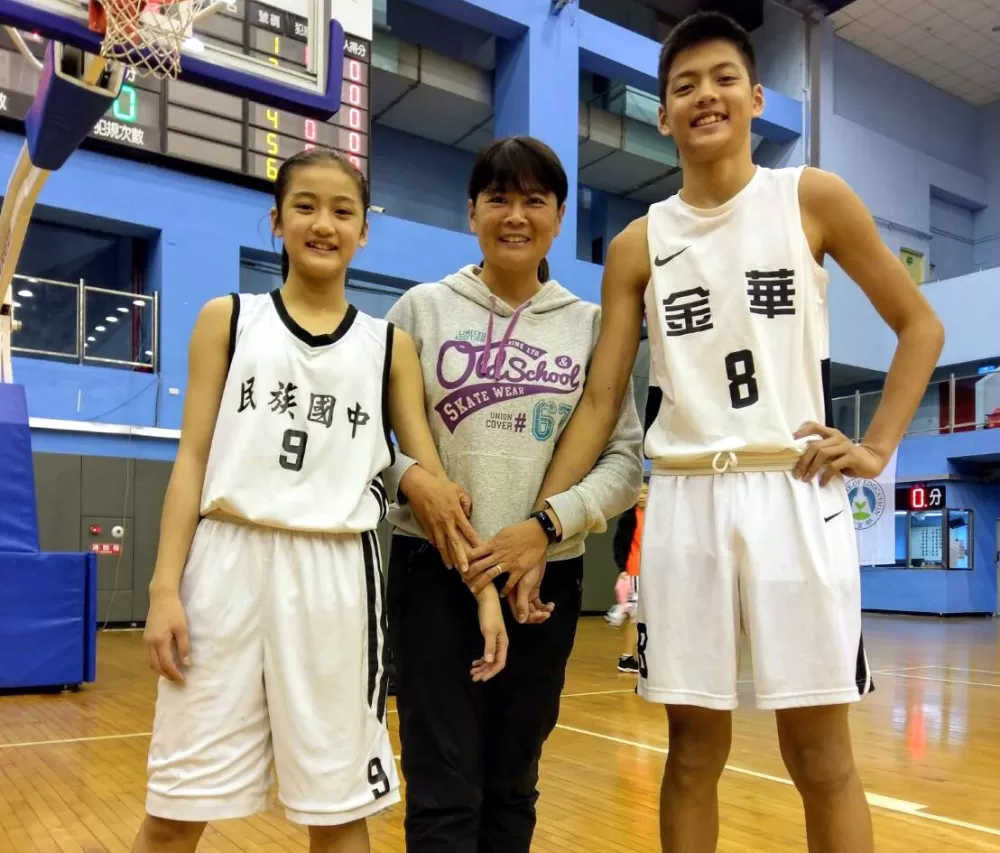 「小牛」老媽與金華國中男籃時的葉惟捷、民族國中女籃時的葉侑璇。
