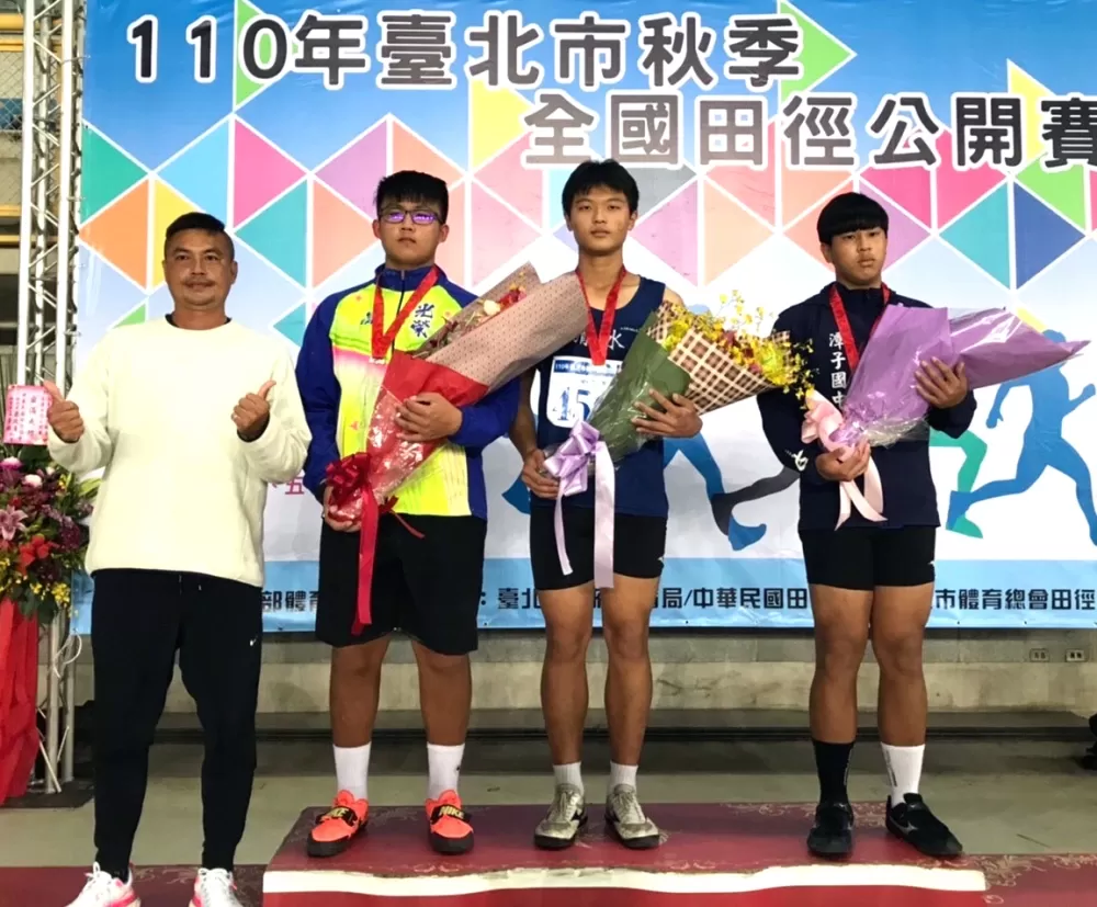 國中男子鐵餅(1.5kg)決賽,臺中市清水國中程耀寬(右二)47.15奪金破大會。紀政志提供。