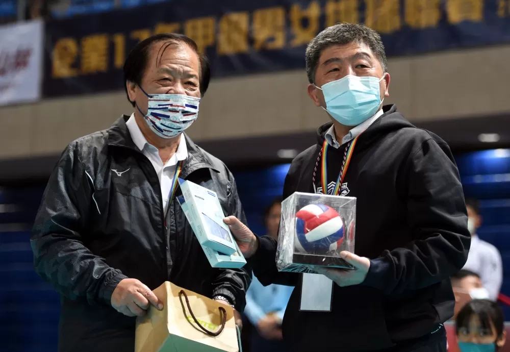排球協會秘書長章金榮(左)和應邀開球的衛福部長陳時中。