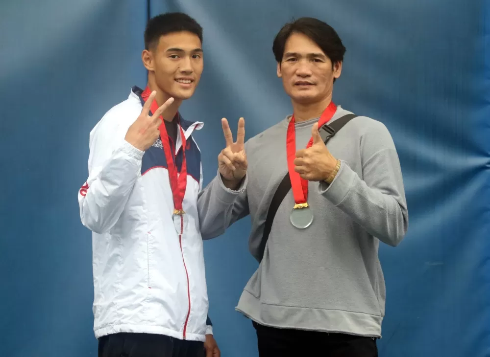 王柏亞和爸爸王祥義。林嘉欣/攝影。