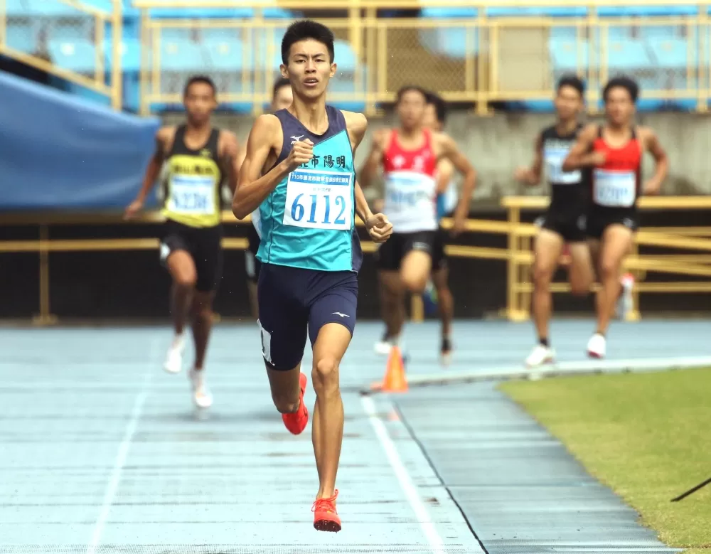 陽明高中曾子盛(前)在800公尺又破大會。林嘉欣/攝影。