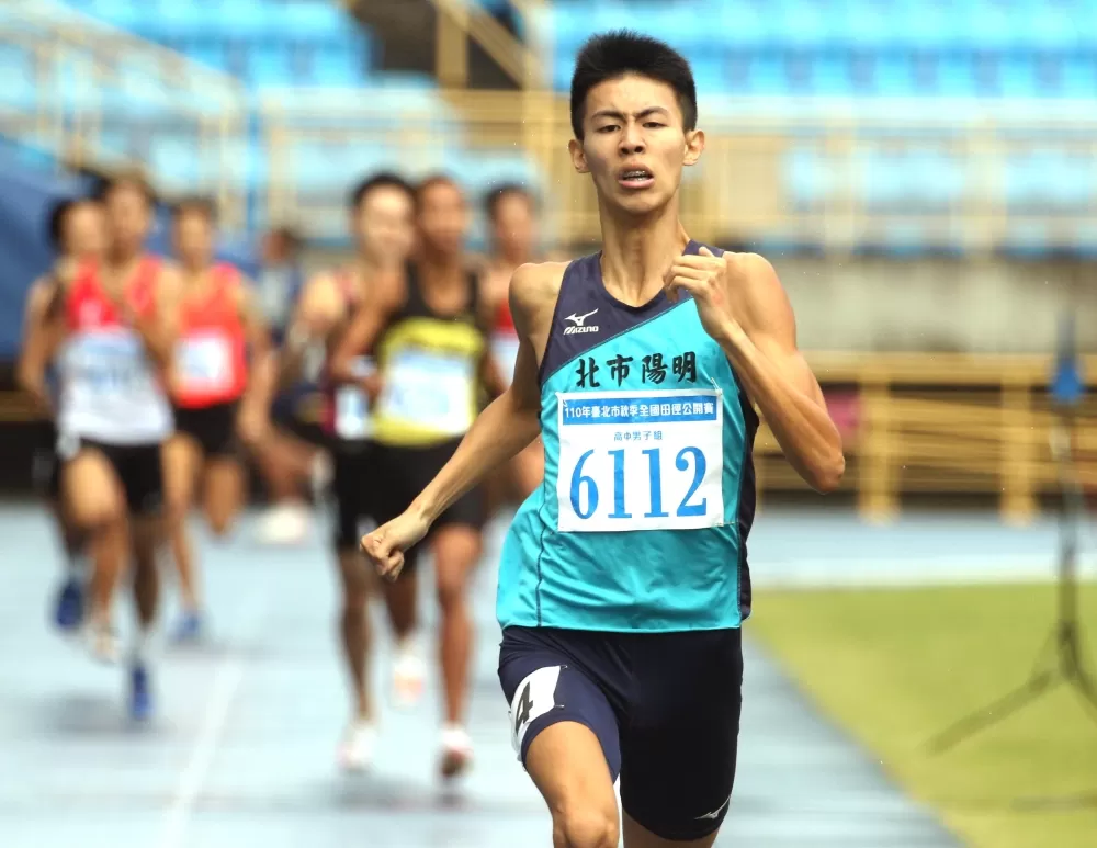 陽明高中曾子盛(前)在800公尺又破大會。林嘉欣/攝影。