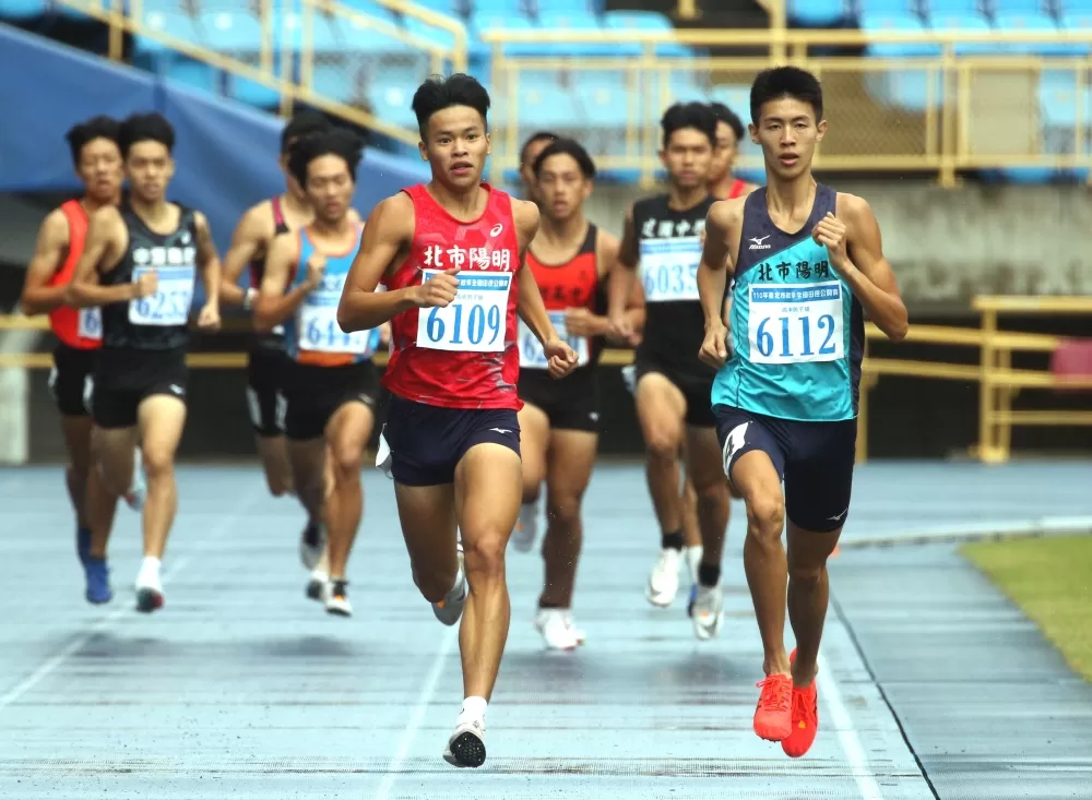 陽明高中曾子盛(右)在800公尺又破大會。林嘉欣/攝影。