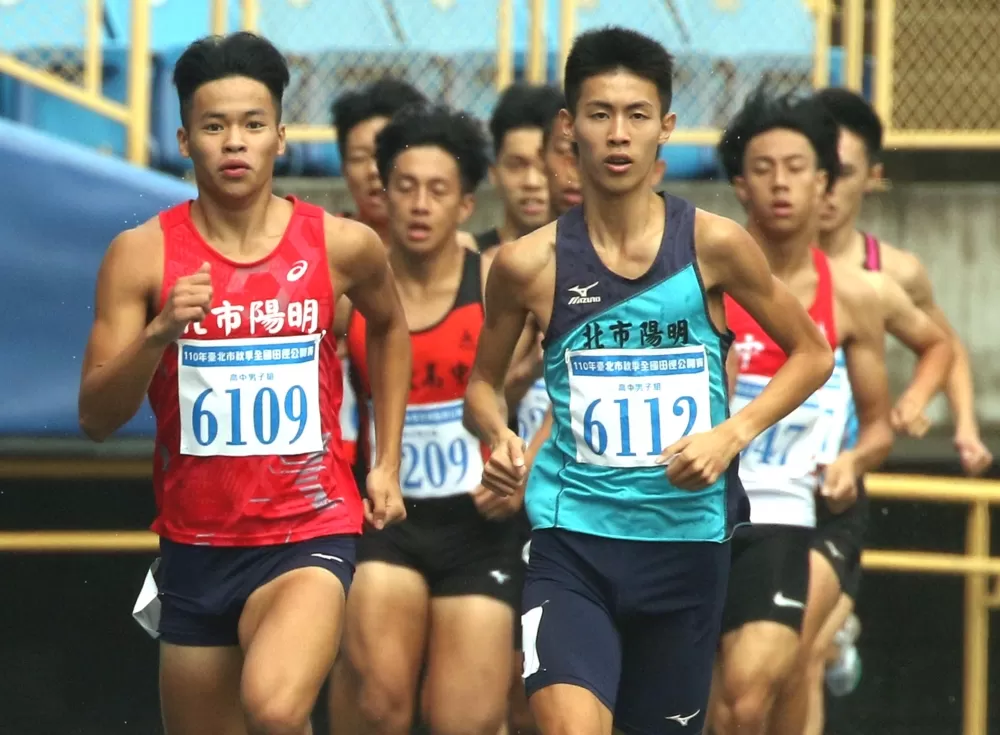 陽明高中曾子盛(右)在800公尺又破大會。林嘉欣/攝影。