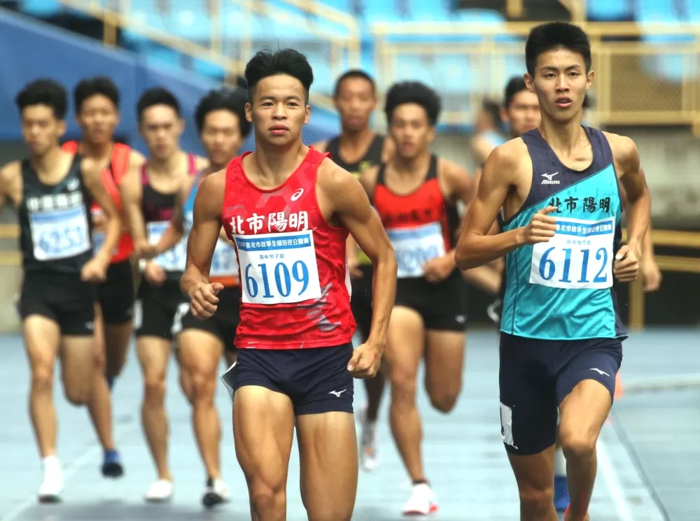 陽明高中曾子盛(前)在800公尺又破大會。林嘉欣/攝影。
