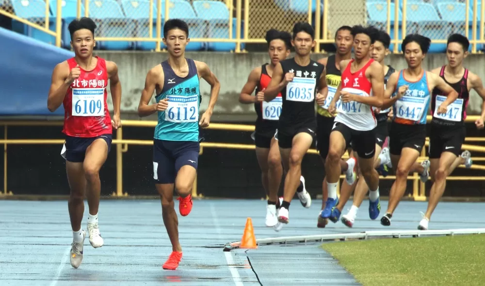 陽明高中曾子盛(前)在800公尺又破大會。林嘉欣/攝影。