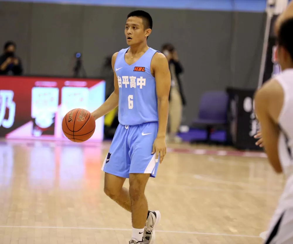 治平高二射手戴翊飆3記三分彈、入行兩年來最高20分。