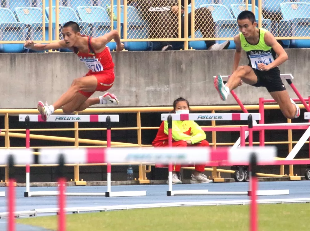 瑞原國中吳育廷(左)包辦110、400公尺跨欄金牌且都破大會。林嘉欣/攝影。