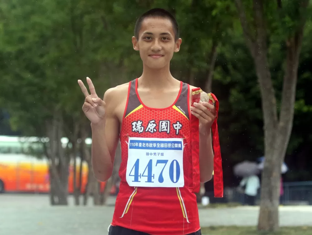瑞原國中吳育廷包辦110、400公尺跨欄金牌且都破大會。林嘉欣/攝影。