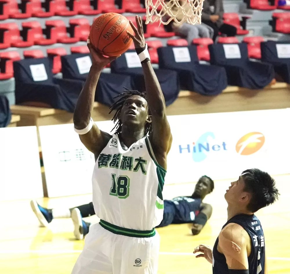 萬能科大蓋比17分4抄截表現。