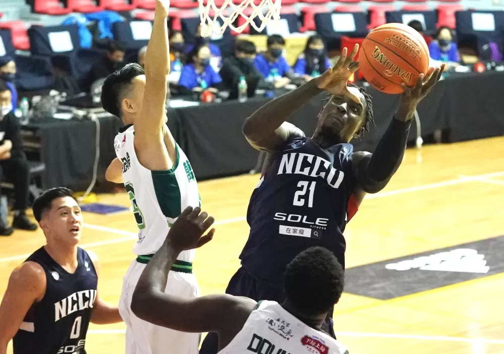 政治大學丁恩迪單場32分寫個人UBA生涯新高外帶19籃板。