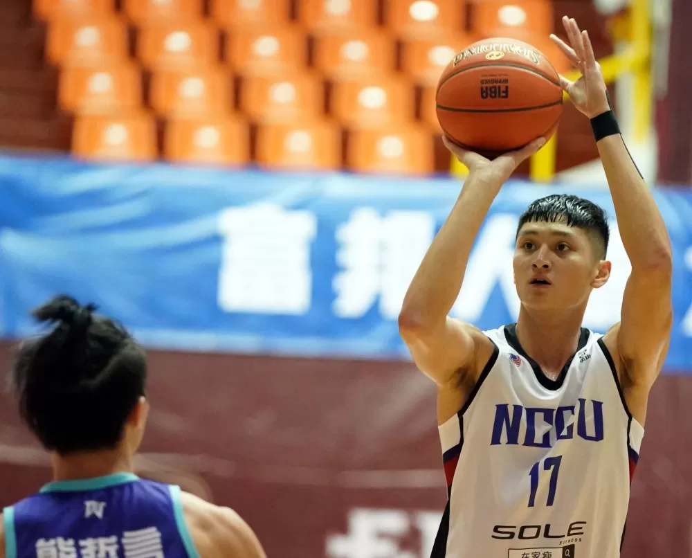 政治大學大一蔡宸綱11分表現。