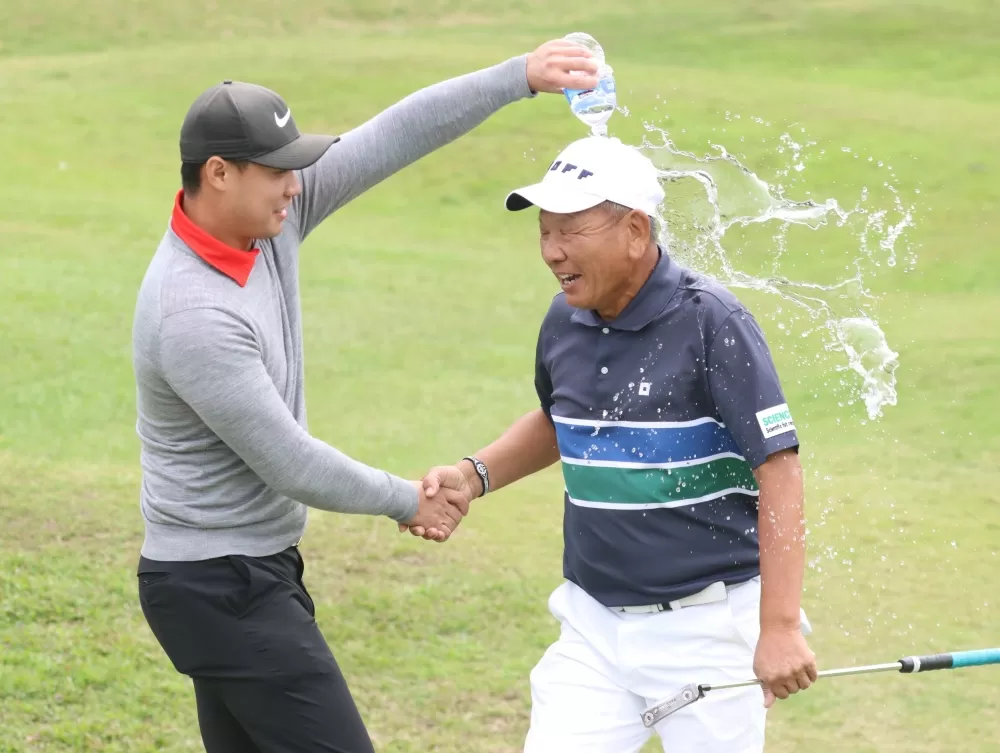 汪德昌拿下ThreeBond封關站冠軍後接受潑水祝賀。鍾豐榮攝影。下同。