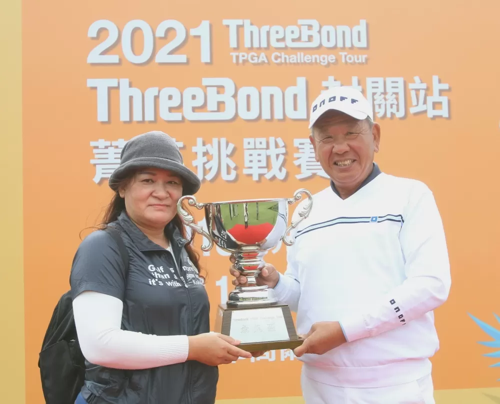 汪德昌奪冠和老婆分享冠軍榮耀。