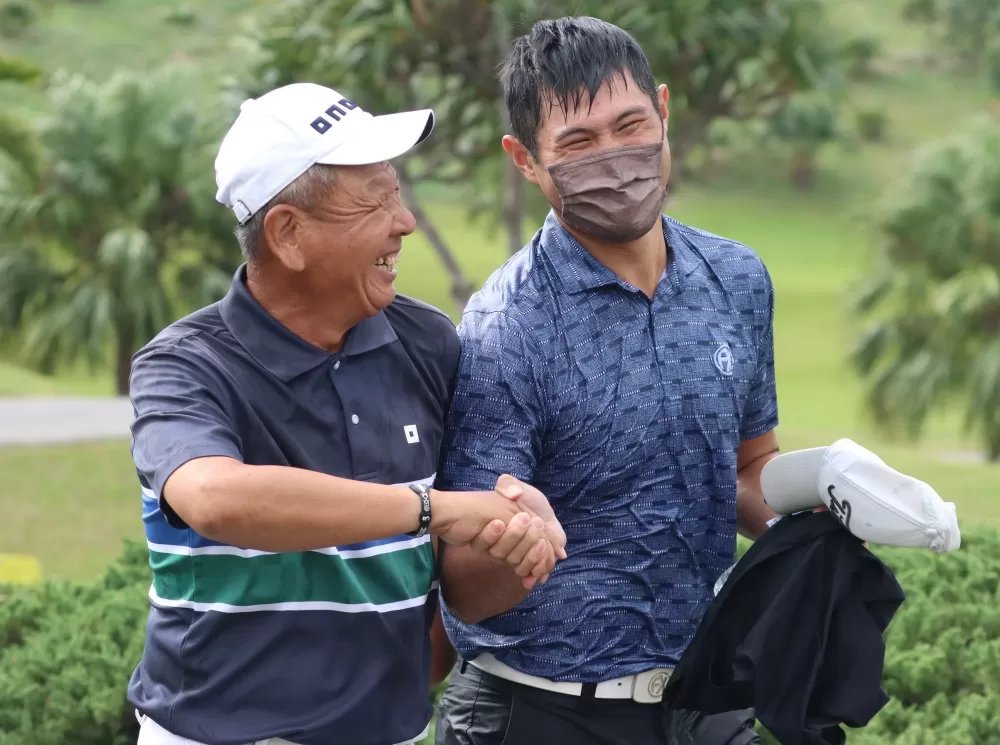 蔡凱任(右)特別感謝汪德昌奪冠,他才能拿下年度獎金王頭銜。