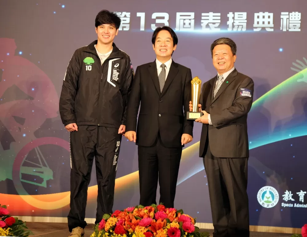 國泰人壽保險股份有限公司同時榮獲體育推手獎，贊助類金質獎、長期贊助獎及推展類金質獎三項獎。