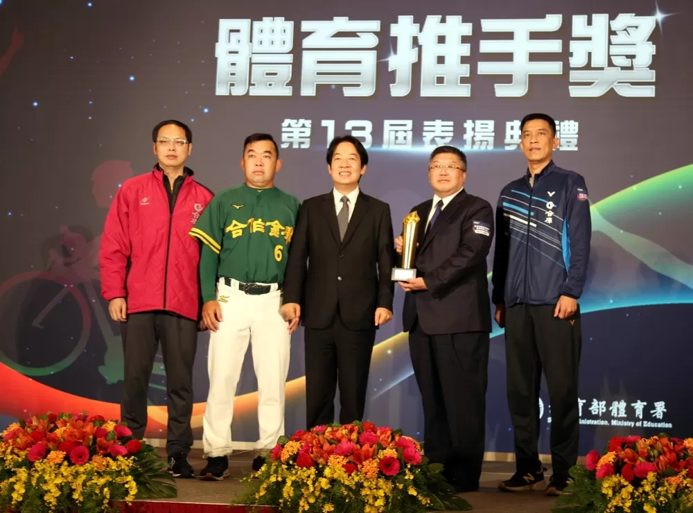 合作金庫商業銀行股份有限公司同時榮獲體育推手獎，贊助類金質獎、長期贊助獎及推展類金質獎三項獎。