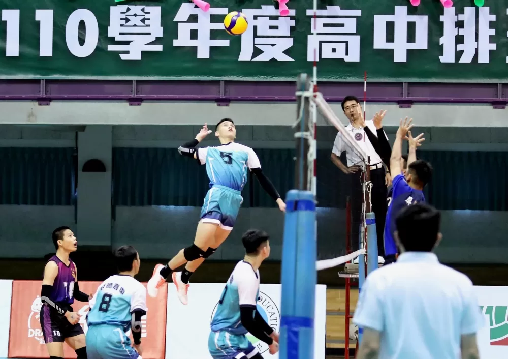 明德高中男排(左)一日兩勝。大會提供。