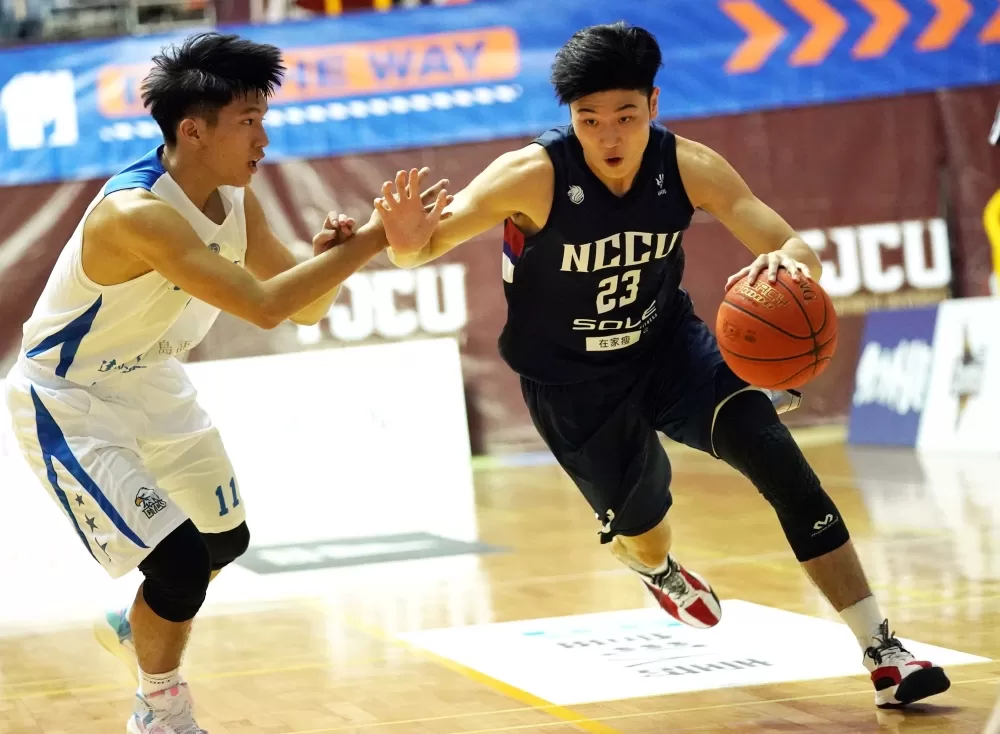 政治大學李允傑單場飆進5計三分球共拿17分。