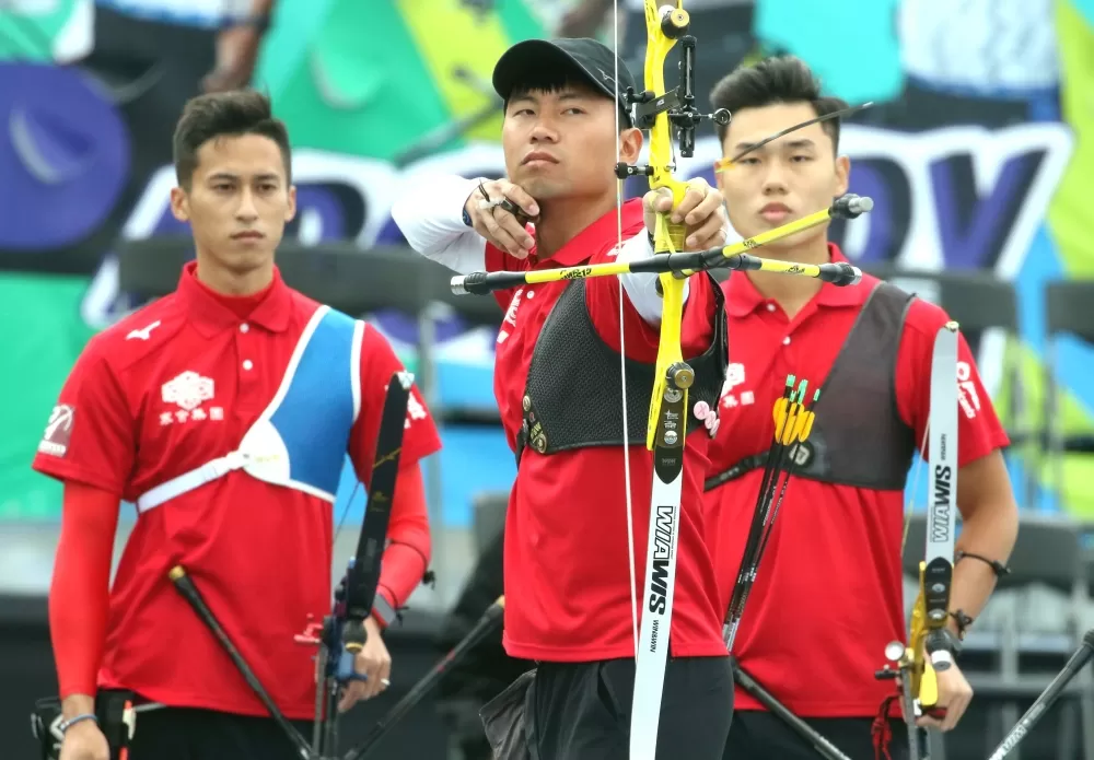 東奧銀牌魏均珩(前)領軍的寒舍集團男團扳回一城。中華企業射箭聯盟/提供。