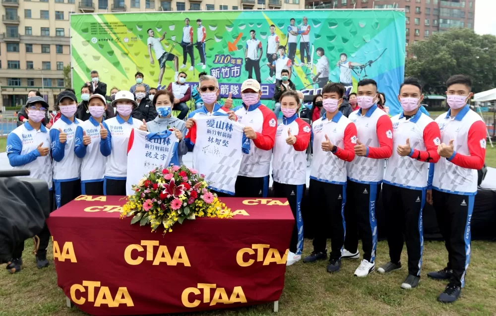 新竹市副市長沈慧虹,和新竹愛山林隊簽訂合作意向書。中華企業射箭聯盟/提供。