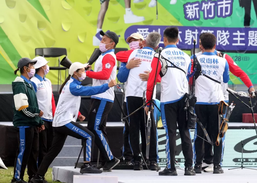 新竹愛山林首度登上至尊盟主寶座超嗨。中華企業射箭聯盟/提供。