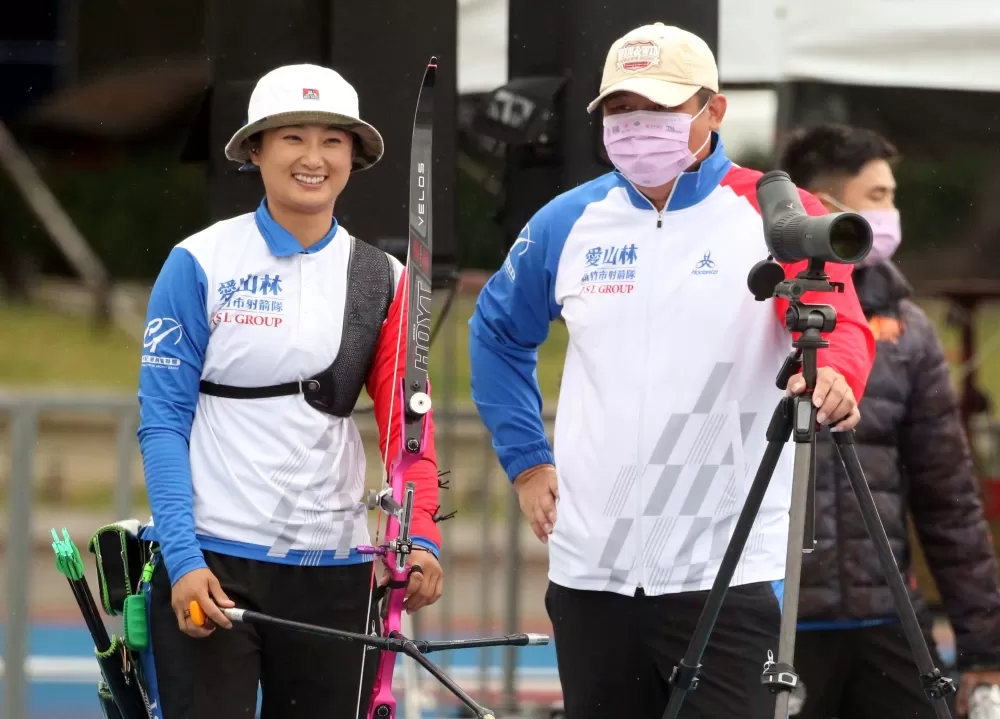 林詩嘉(左)連兩役為新竹愛山林貢獻四點勝利。中華企業射箭聯盟/提供。