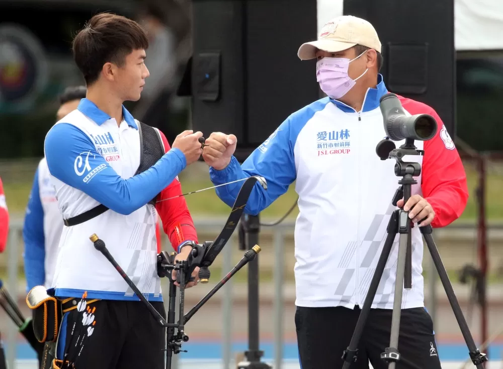 新竹愛山林隊鄧宇成(左)和教練王正邦擊掌。中華企業射箭聯盟/提供。