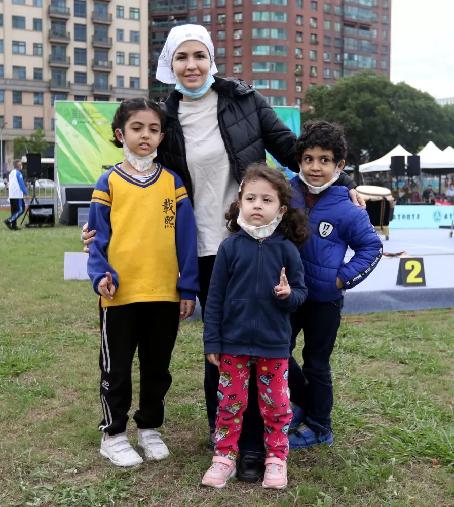新竹載熙國小射箭隊Malak（左）和家人一起到場觀戰。中華企業射箭聯盟／提供。