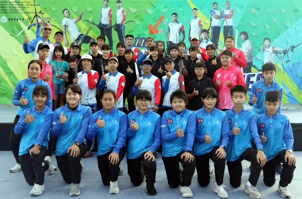 新竹愛山林首度登上至尊盟主寶座後，和香山高中及富禮國中小將合影。中華企業射箭聯盟／提供。