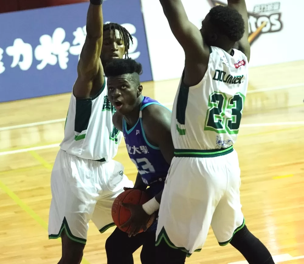 文化大學九龍遭萬能包夾。