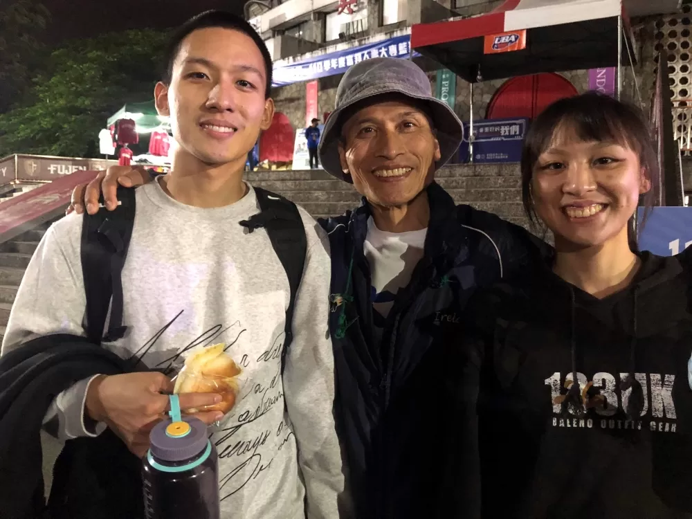 高師大教練徐耀輝、臺大女兒徐子淳(右)、臺大兒子徐子惇(左) 一門三傑。大會提供。下同。