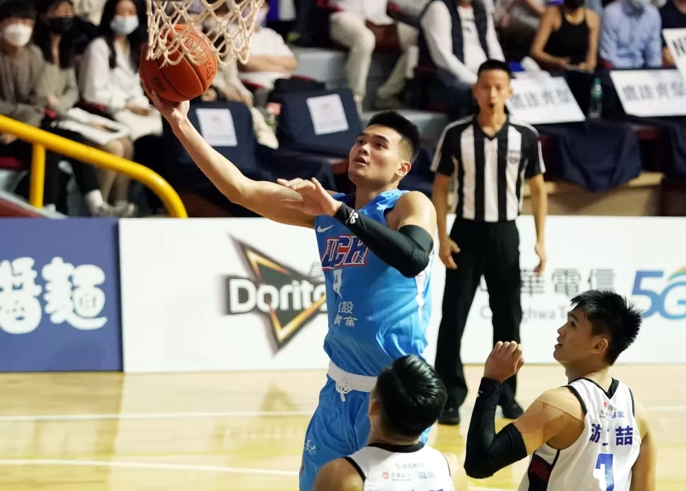 健行科大陳范柏彥18分7籃板。