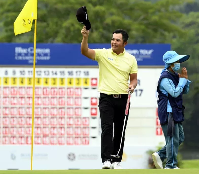 1詹世昌第18洞推桿奪冠後,脫帽向觀眾致意。