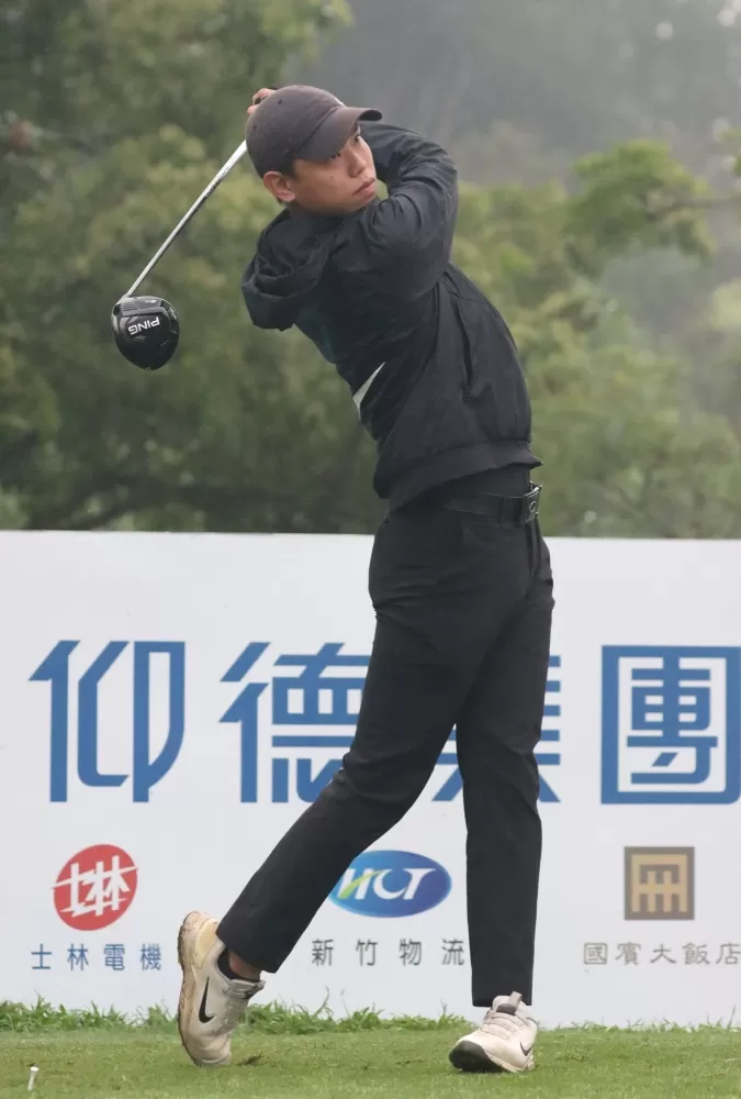 許閎軒68桿(-4)暫並列第二。