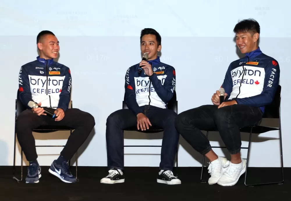 「訓練筆記」元素出自盧紹軒(中)的建議。林嘉欣/攝影。