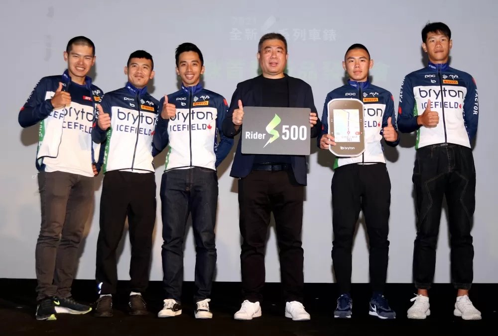 Team Bryton Icefield選手和群利科技董事長王聖慜(右三)。林嘉欣/攝影。