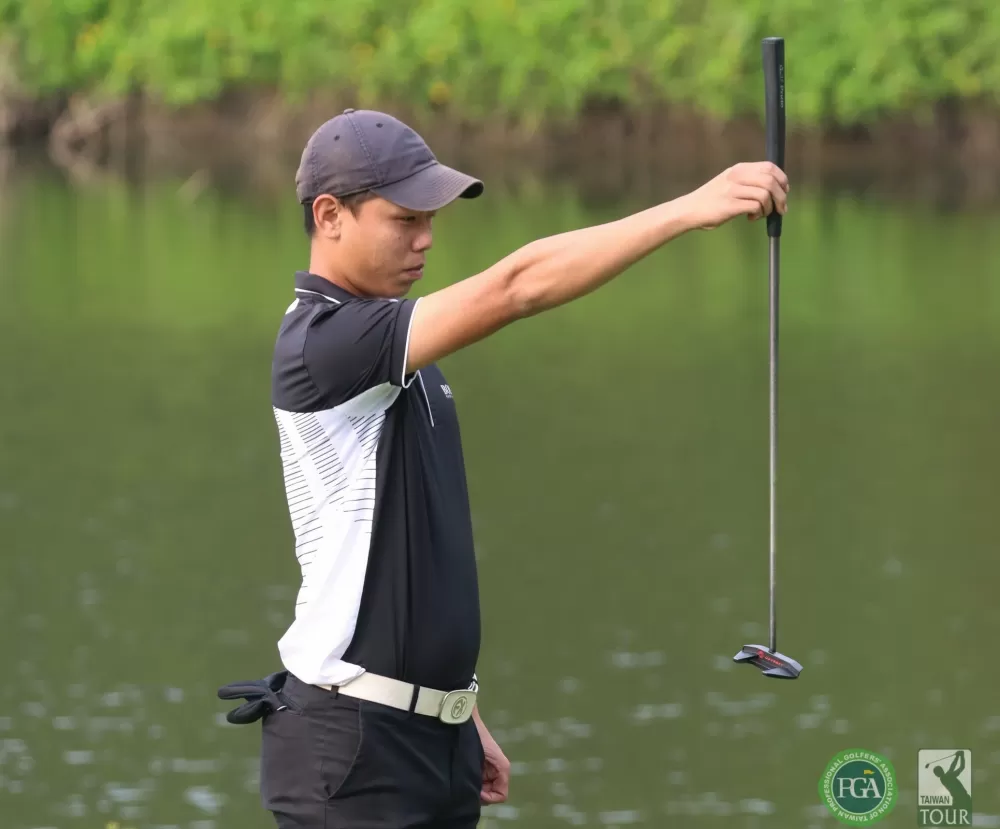 第二回合許閎軒(-7)暫列第三。