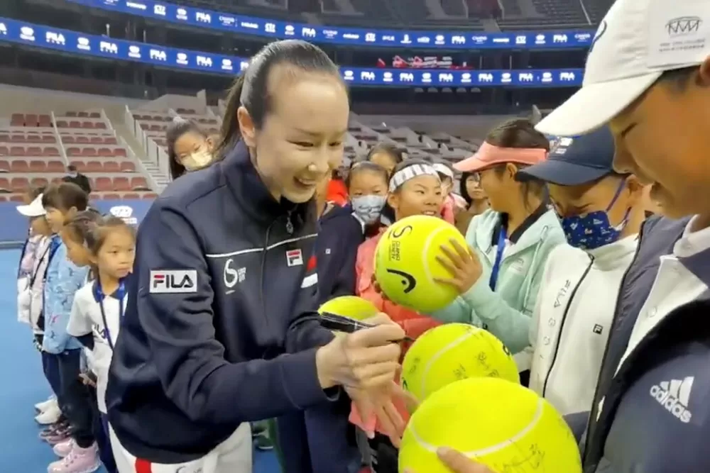 中國雖公佈了一些彭帥出席活相片,還是無法化解各界疑慮。圖/取自社群媒體VIA TWITTER @QINGQINGPARIS/VIA REUTERS。