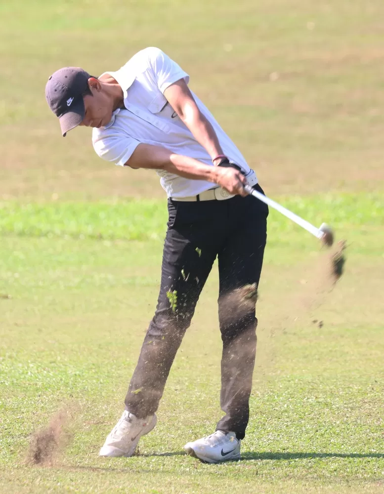 許閎軒(-9)暫列第三。