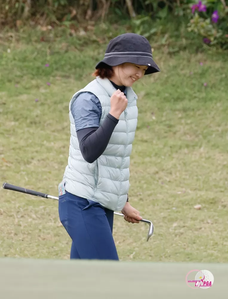 洪玉霖第二回合第18洞切桿進洞抓鳥,興奮握拳慶賀,以兩回合總桿147桿(+3),躍居並列領先。